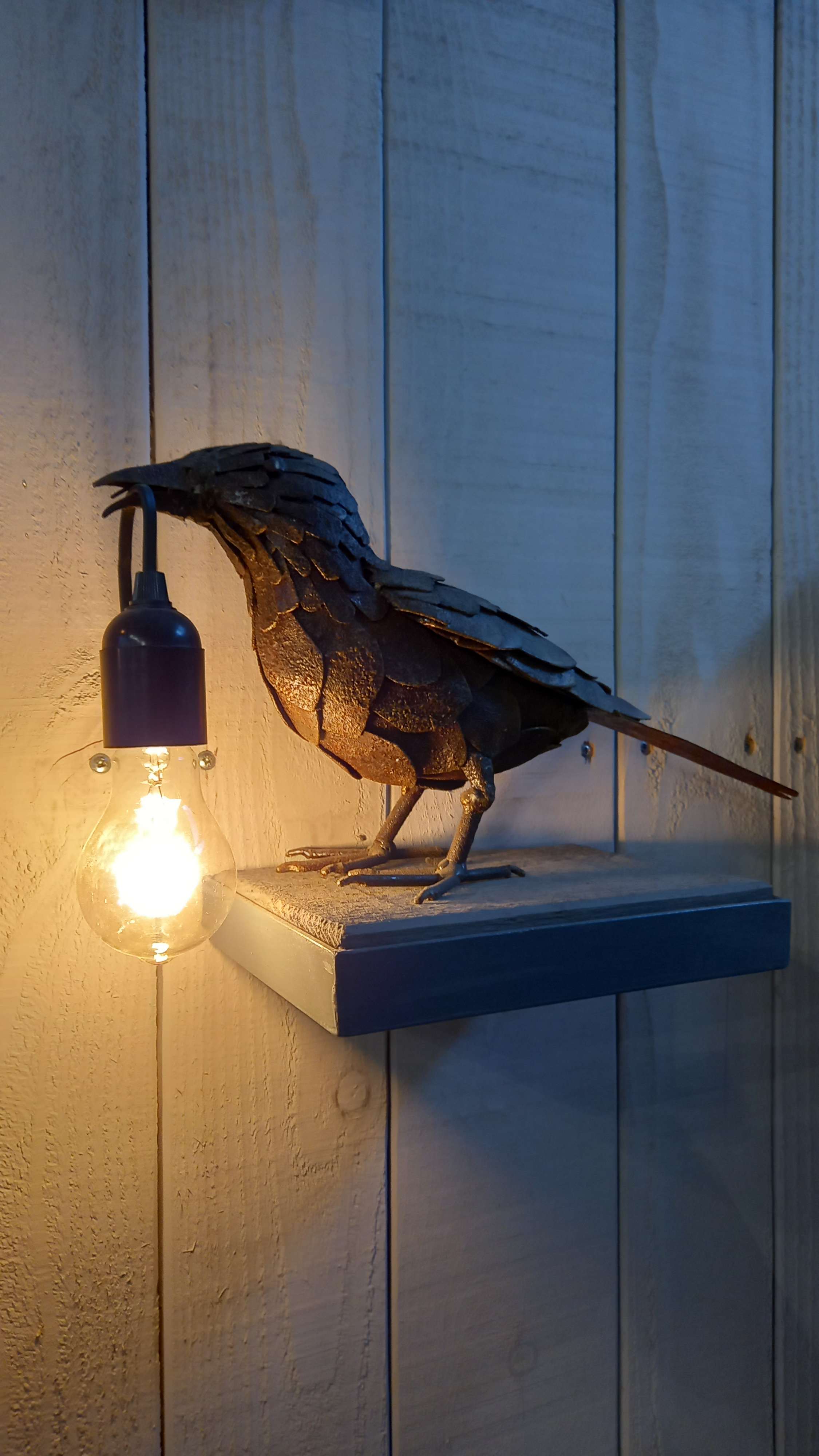 Lamp raven